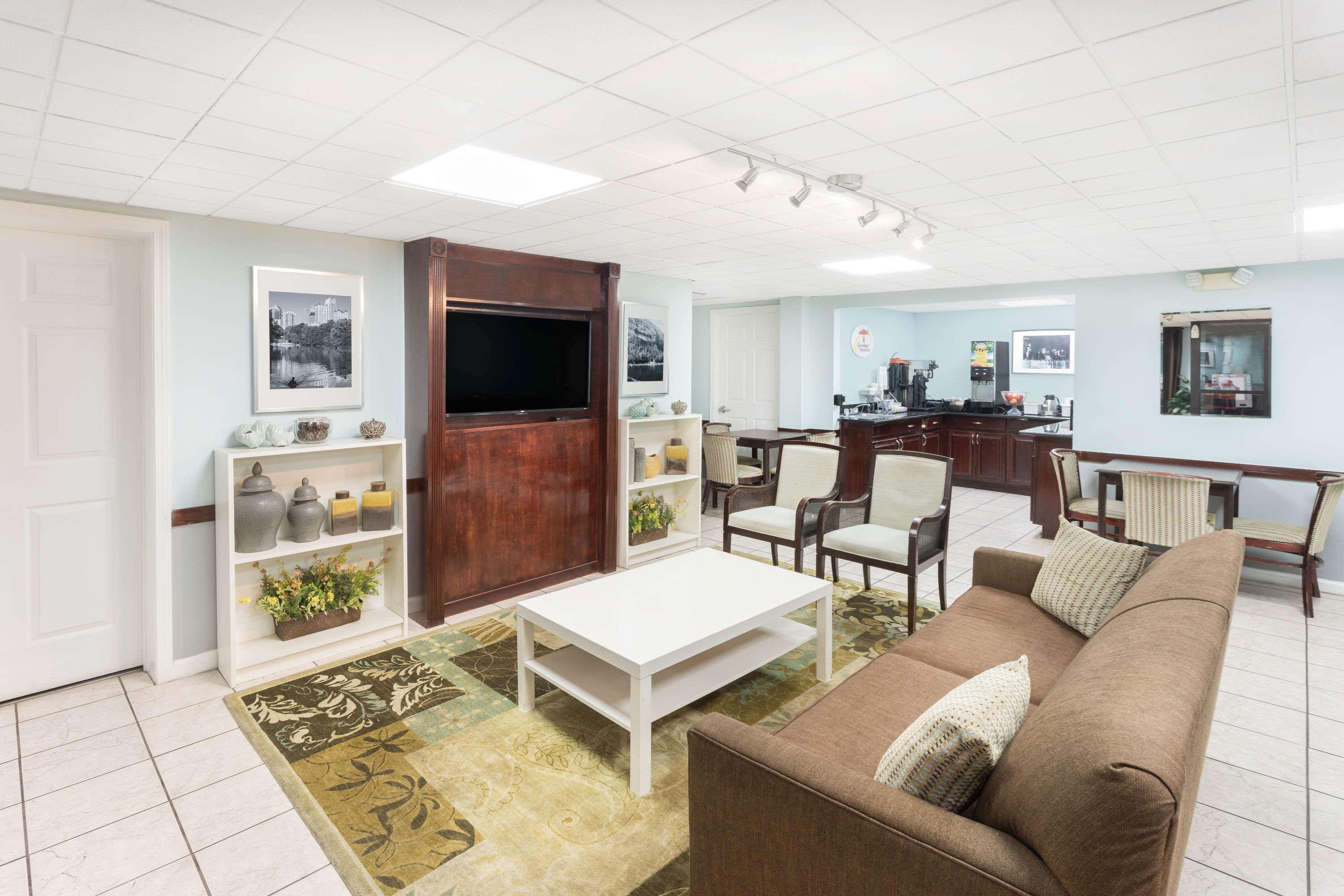 Super 8 By Wyndham Decatur/Lithonia/Atl Area Motel Bagian luar foto
