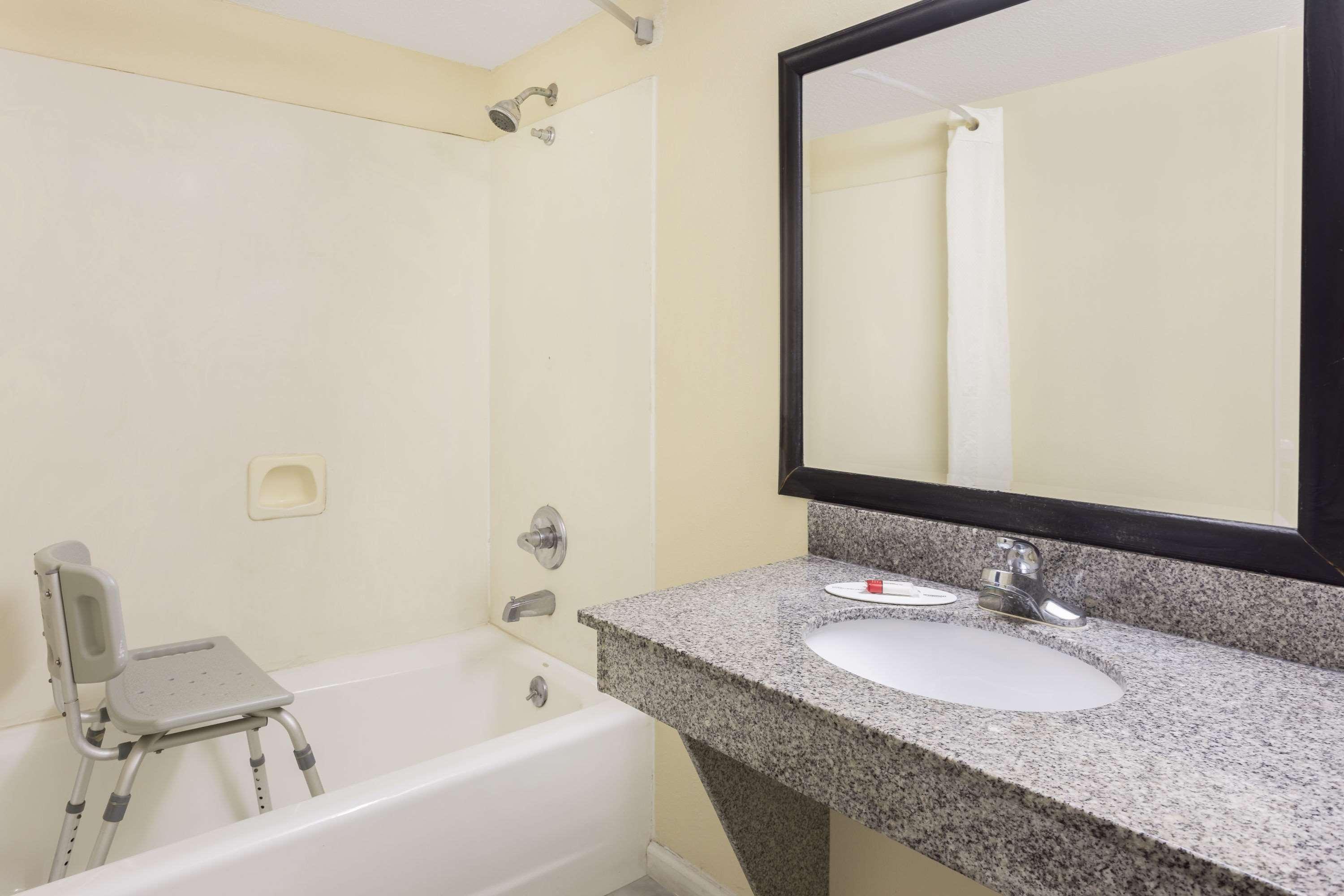 Super 8 By Wyndham Decatur/Lithonia/Atl Area Motel Bagian luar foto