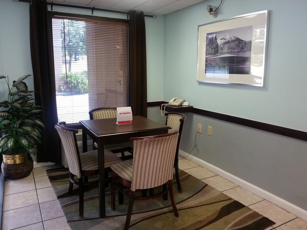 Super 8 By Wyndham Decatur/Lithonia/Atl Area Motel Bagian luar foto